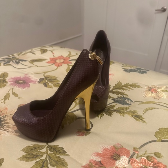 Shoes - Picture 3 of 4